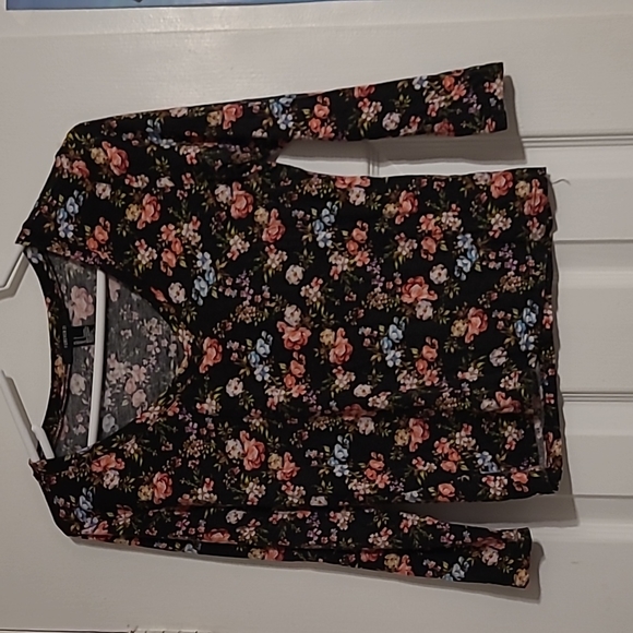V-Neck Longsleeve Croptop - Picture 1 of 4